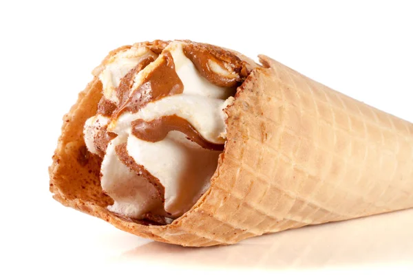 Конус мороженого с карамелью на белом фоне — стоковое фото