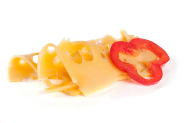 Fetta di formaggio con peperone isolato su sfondo bianco ritaglio — Foto Stock