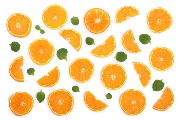 Tranches d'orange ou de mandarine avec feuilles de menthe isolées sur fond blanc. Couché à plat, vue de dessus. Composition des fruits — Photo