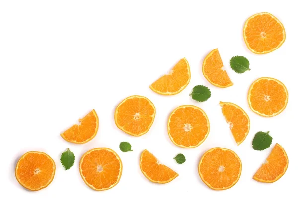Φέτες από πορτοκάλι ή μανταρίνι με φύλλα απομονωθεί σε λευκό φόντο με αντίγραφο χώρου για το κείμενό σας. Επίπεδη lay, κορυφαία προβολή — Φωτογραφία Αρχείου