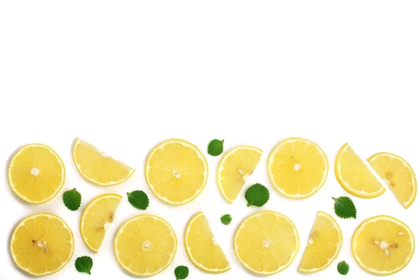 Fette di limone con foglie di menta isolate su sfondo bianco con spazio per copiare il testo. Posa piatta, vista dall'alto — Foto Stock