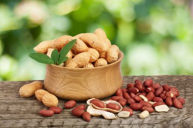 yaprak kase eski bir bulanık Bahçe arka plan ile ahşap tabloda fıstık