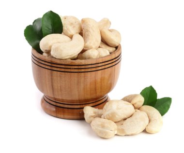 Kaju yaprak beyaz arka plan üzerinde izole bir ahşap kase