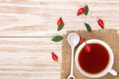 çay rose hips ve ballı kopya alanı metniniz için beyaz bir ahşap zemin üzerine. Üstten Görünüm