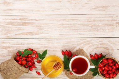 çay rose hips ve ballı kopya alanı metniniz için Beyaz ahşap zemin üzerine. Üstten Görünüm