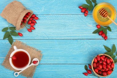 çay rose hips ve ballı kopya alanı metni mavi ahşap zemin üzerine. Üstten Görünüm