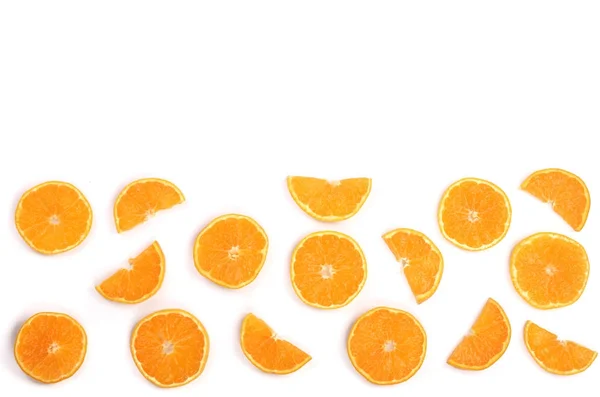 Rodajas de naranja o mandarina aisladas sobre fondo blanco con espacio para copiar el texto. Piso tendido, vista superior — Foto de Stock