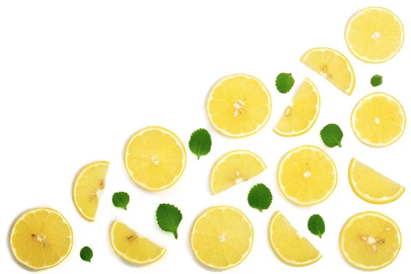 Fatias de limão com folhas de hortelã isoladas em fundo branco com espaço de cópia para o seu texto. Deitado plano, vista superior — Fotografia de Stock