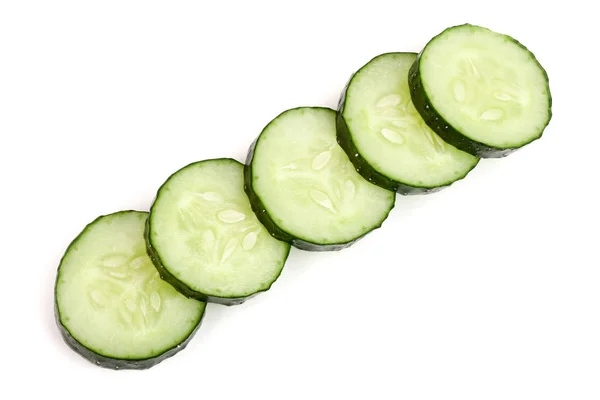 Fatias de pepino isolado no fundo branco — Fotografia de Stock