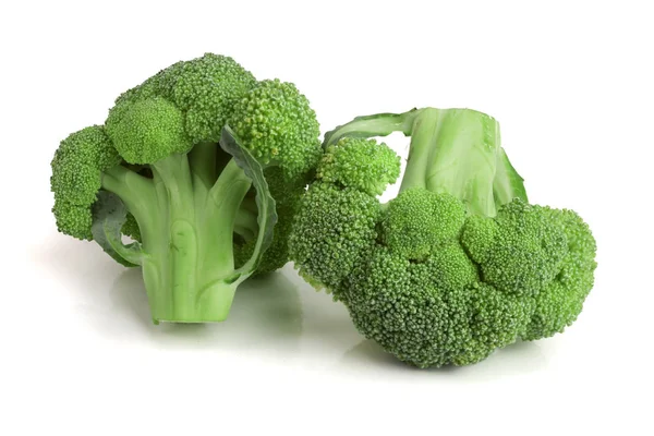 Verse broccoli geïsoleerd op een witte achtergrond close-up — Stockfoto