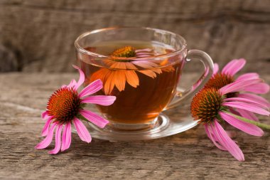 Eski ahşap masa Ekinezya çayı fincan