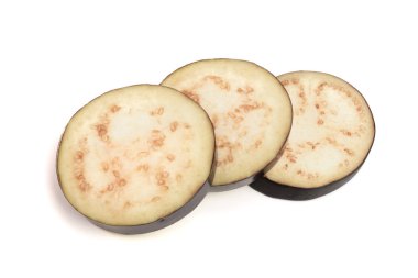 Beyaz arka plan üzerinde izole patlıcan veya aubergin dilimleri