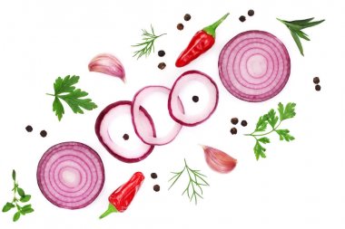 soğan, sarımsak, acı biber ve baharat beyaz arka plan üzerinde izole. Üstten Görünüm