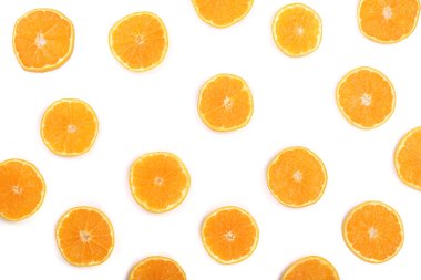 Beyaz arka planda izole edilmiş portakal ya da mandalina dilimleri. Düz yerde, üst tarafta. Meyve bileşimi