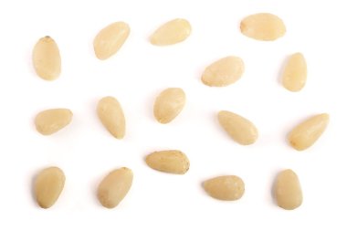 Kabuklu sedir çam fıstığı beyaz arka plan üzerinde izole. Üstten Görünüm