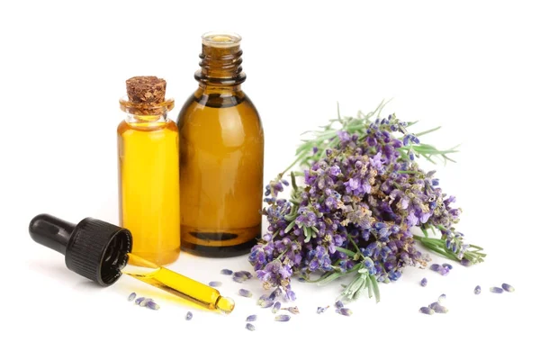 Botella con aceite aromático y flores de lavanda aisladas sobre fondo blanco — Foto de Stock