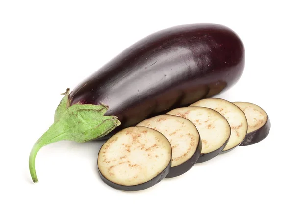 Gesneden aubergine of aubergine groenten geïsoleerd op witte achtergrond — Stockfoto