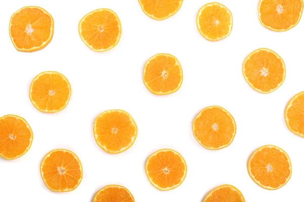 Rodajas de naranja o mandarina aisladas sobre fondo blanco. Asiento plano, vista superior. Composición de la fruta — Foto de Stock