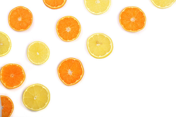 Кусочки апельсина или мандарина и лимона выделены на белом фоне с копировальным пространством для текста. Плоский, вид сверху
