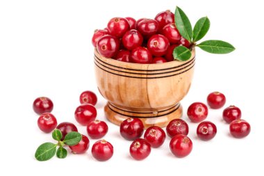 Yaban mersini yaprağı üzerinde beyaz arka plan closeup izole ahşap kase