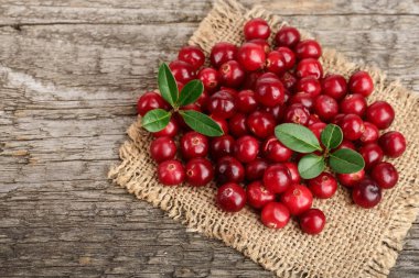 Eski ahşap arka plan üzerinde yaprak ile kızılcık