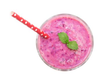 BlackBerry yoğurt veya nane ile güler yüzlü izole üzerinde beyaz arka plan bırakır. Üstten Görünüm. Sağlıklı beslenme