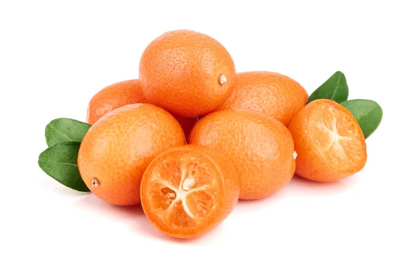 Cumquat ou kumquat com folha isolada no fundo branco fechar — Fotografia de Stock