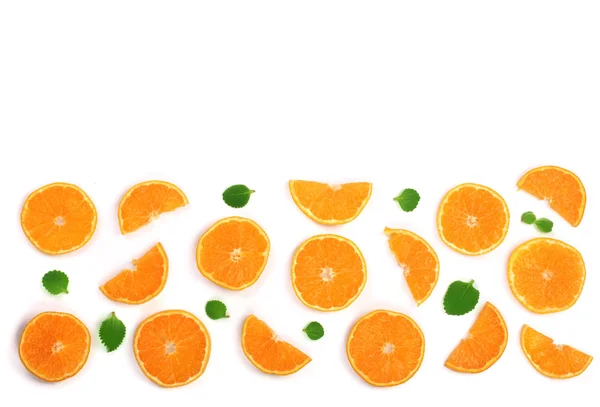 Tranches d'orange ou de mandarine avec feuilles isolées sur fond blanc avec espace de copie pour votre texte. Couché plat, vue du dessus — Photo