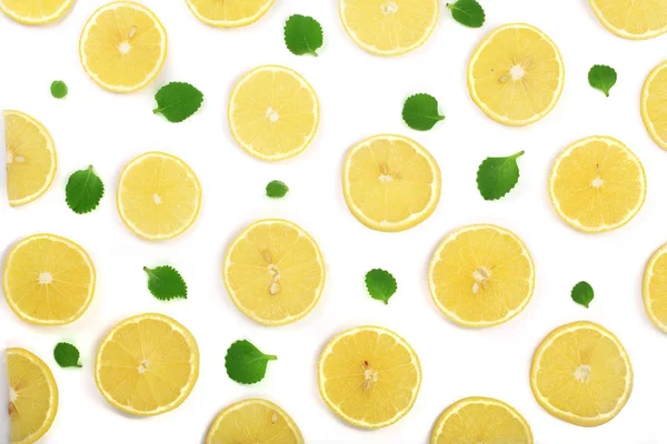 Fette di limone con foglie di menta isolate su fondo bianco. Posa piatta, vista dall'alto — Foto Stock