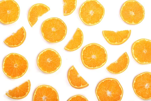 Tranches d'orange ou de mandarine isolées sur fond blanc. Couché à plat, vue de dessus. Composition des fruits — Photo