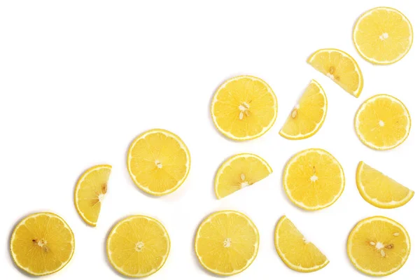 Кусочки лимона с мятными листьями изолированы на белом фоне с копировальным пространством для текста. Плоский, вид сверху — стоковое фото