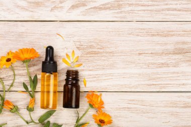 aromaterapi Uçucu yağı ile kadife çiçeği çiçek kopya alanı metniniz için beyaz zemin üzerine. Üstten Görünüm