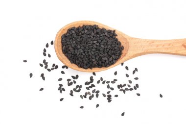 Beyaz arka plan üzerinde üstten görünüm izole bir tahta kaşık içinde siyah susam