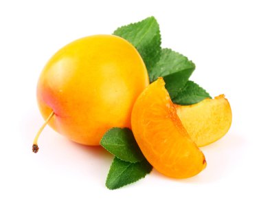 Sarı Erik ve dilimleri ile yaprakları üzerinde izole beyaz arka plan