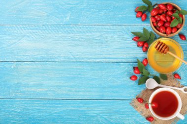 çay rose hips ve ballı kopya alanı metni mavi ahşap zemin üzerine. Üstten Görünüm