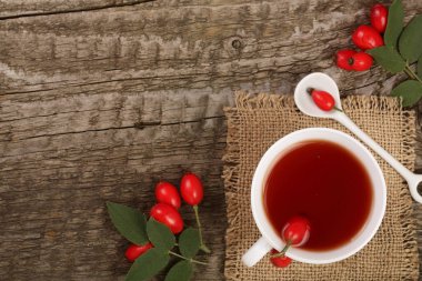 çay rose hips ve ballı kopya alanı metniniz için eski ahşap zemin üzerine. Üstten Görünüm