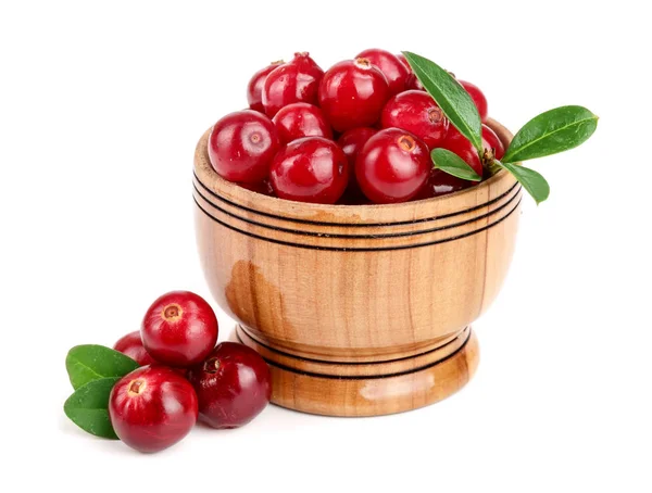 Cranberry met blad in houten kom geïsoleerd op een witte achtergrond closeup — Stockfoto