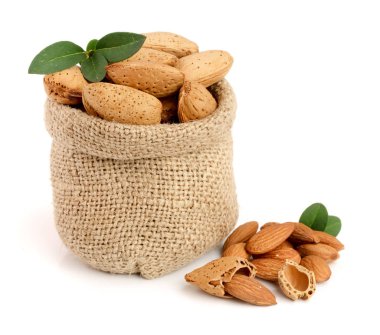 Beyaz arka plan üzerinde izole Sivas'tan çantasından yaprak soyulmamış bademli