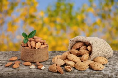 Bademli Bahçe arka plan bulanık bir tahta masada Sivas'tan çantasından yaprak