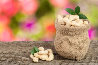 kaju fıstığı yaprak çanta Bahçe arka plan bulanık bir ahşap tablo