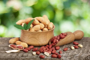 yaprak kase eski bir bulanık Bahçe arka plan ile ahşap tabloda fıstık