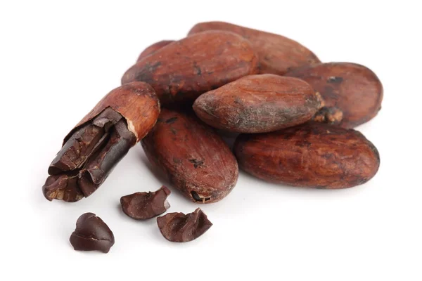 Неочищенный какао-боб на белом фоне Макро вид сверху — стоковое фото
