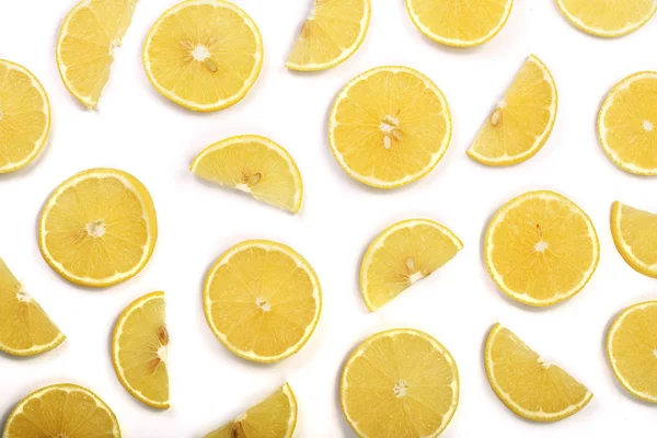 Fette di limone isolate su fondo bianco. Posa piatta, vista dall'alto — Foto Stock