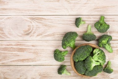 kopya alanı metniniz için Beyaz ahşap zemin üzerine taze brokoli. Üstten Görünüm
