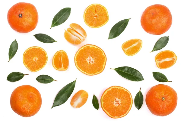 Orange ou mandarine avec des feuilles de menthe isolées sur fond blanc. Couché à plat, vue de dessus. Composition des fruits — Photo