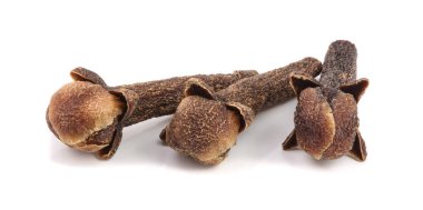 Beyaz arkaplanda izole edilmiş kuru baharat karanfilleri