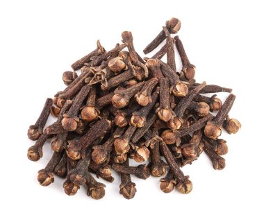 Beyaz arkaplanda izole edilmiş kuru baharat karanfilleri
