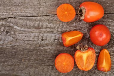 kopya alanı metniniz için eski ahşap zemin üzerine Trabzon hurması. Üstten Görünüm. Düz yatıyordu desen