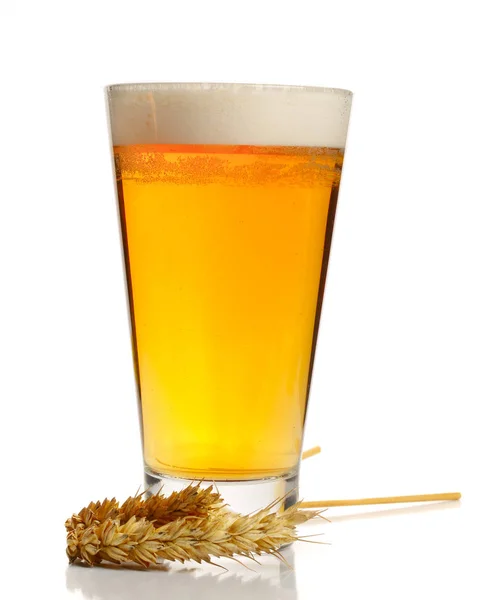 Ποτήρι αφρώδες μπύρα με σιτάρι που απομονώνονται σε λευκό φόντο — Φωτογραφία Αρχείου