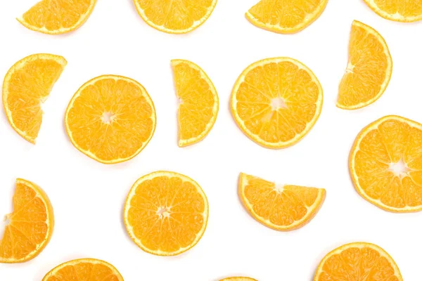 Rodajas de naranja o mandarina aisladas sobre fondo blanco. Asiento plano, vista superior. Composición de la fruta —  Fotos de Stock